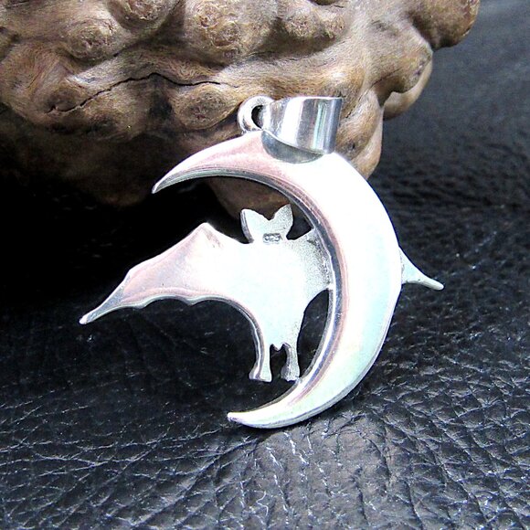 Solid 925 Sterling Silver Gothic Crescent Moon Bat Pendant - Vampire Jewelry - Picture 3 of 8